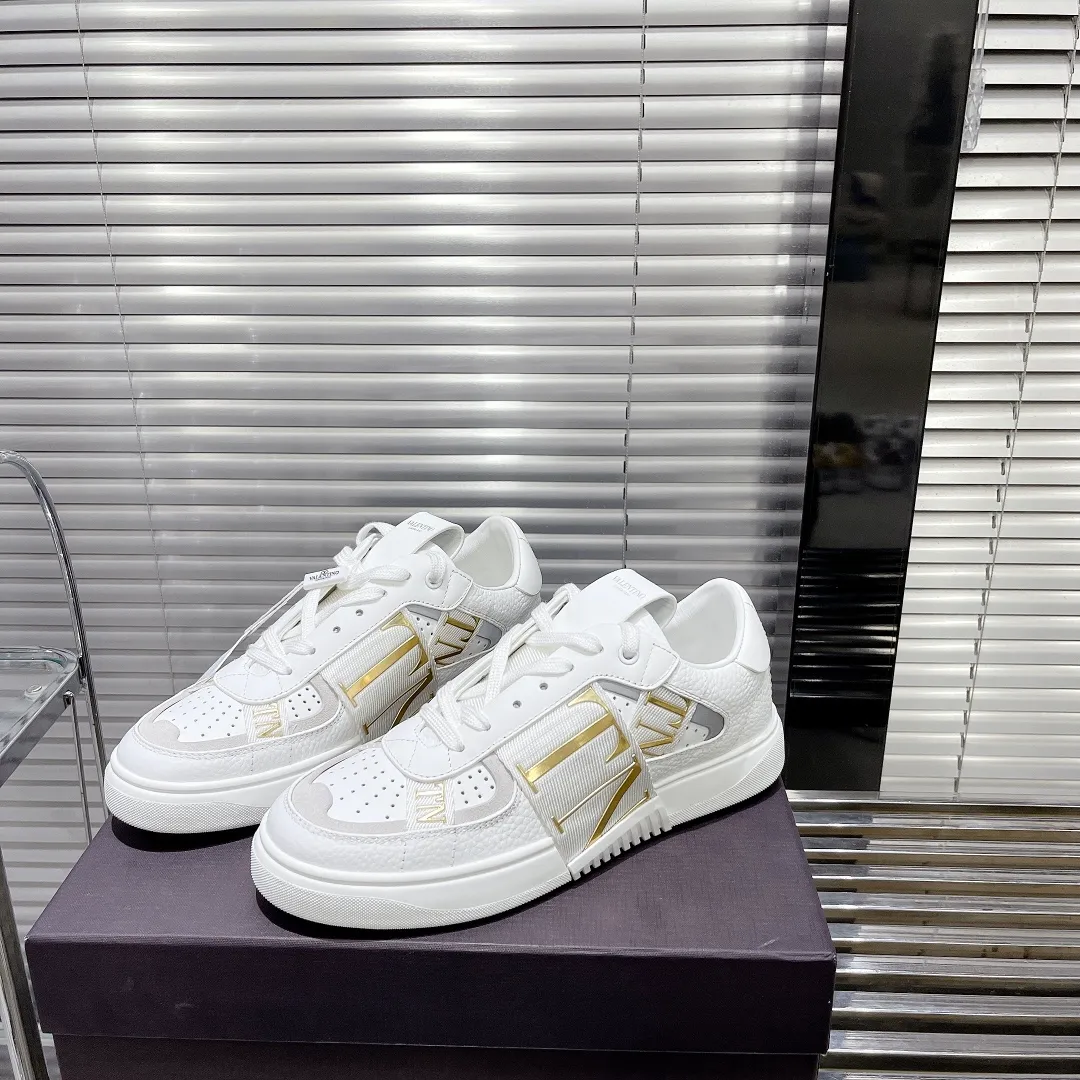 👟👟Ex-factory price 600👟👟 Valentino ONE STUD calfskin lace-up sneakers. Soft suede low-top sneakers, classic and versatile, couple's sneakers, special goods, worth buying! A pair of simple shoes with unique details will save you from the difficulty of dressing. OneStud sneakers, with quilted plaid and oversized rivets, create an eye-catching punk style and get rid of the heavy feeling of this season's clothing. Upraise calfskin derby shoes, with exquisite leather construction and simple silhouette, and smooth lines set the tone of coolness, are a versatile item in the wardrobe. There are more Valentino boutique shoes waiting for you to unlock! It’s time to get the shoes you’ve been coveting for a long time! Officially on sale 7,+++ - Seven straps, decorated with metallic rubber effect. Decoration on the back and tongue. Size 35-44.